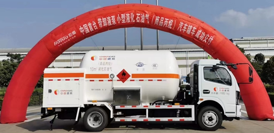 中國(guó)首臺(tái)帶泵卸液罐車成功交付至中燃集團(tuán) 中國(guó)首臺(tái)帶泵卸液罐車成功交付至中燃集團(tuán)